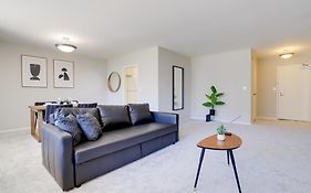Style And Convenience Apartment At Crystal City